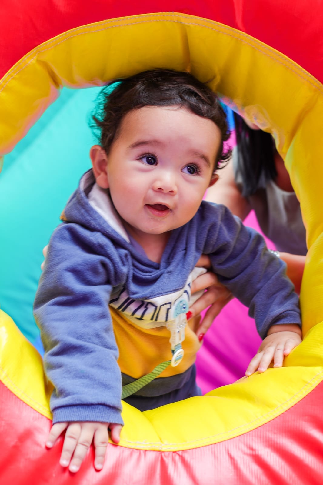 Bebê brincando em uma festa infantil