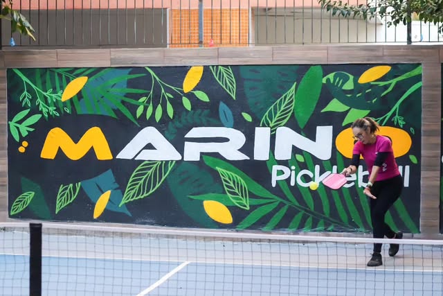 Atleta durante partida de pickleball